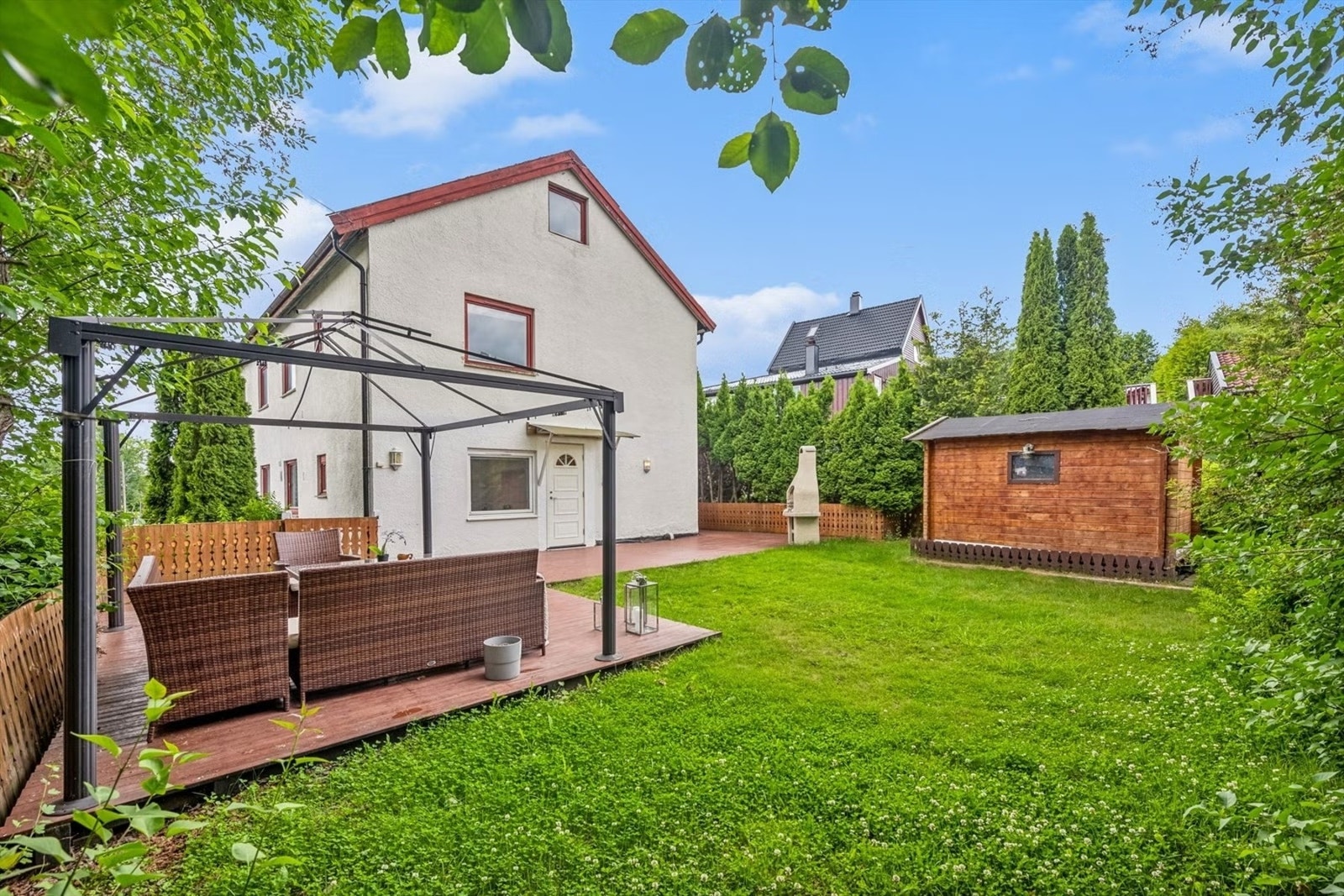 Gressplenen gir god plass til trampoline og lekeapparat for barna. Galleribilde