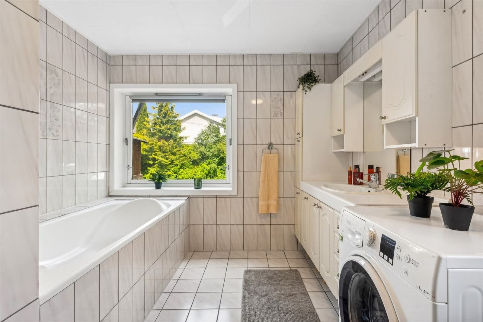 Badet er innredet med servant, toalett, dusjnisje og badekar. Det er også opplegg for vaskemaskin. Galleribilde