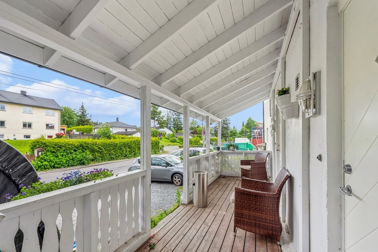 Pent overbygget terrasse gir en hyggelig velkomst. Galleribilde