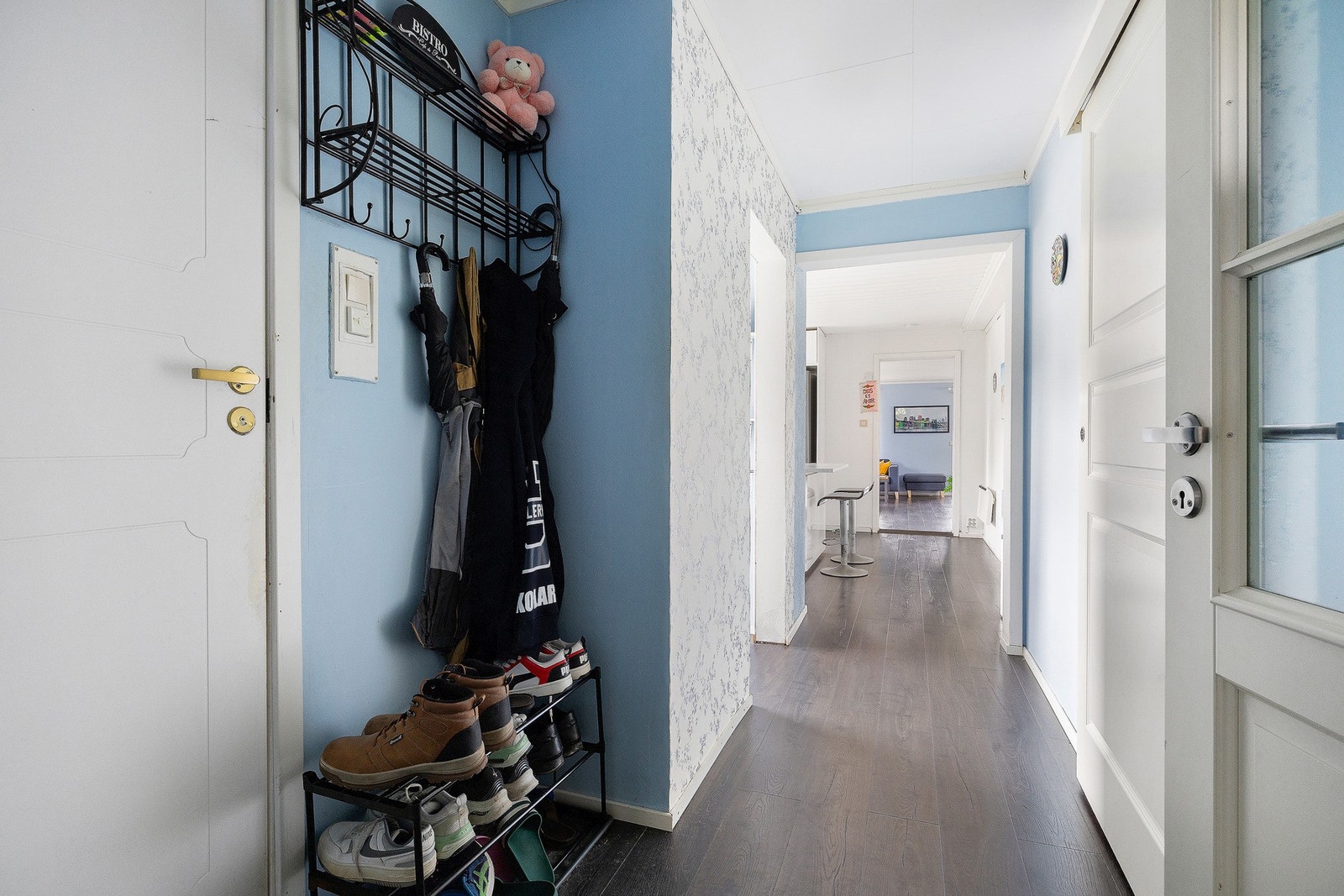 Velkommen hjem! Inngangspartiet gir god plass til oppbevaring av yttertøy og sko. Galleribilde