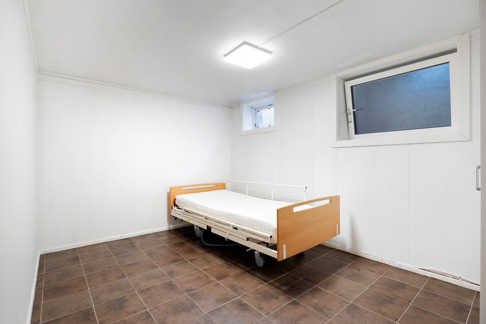 Rom benyttet som soverom med god plass til møblering. Rommet er ikke godkjent for varig opphold. Les mer under avsnitt "Midlertidig brukstillatelse og ferdigattest". Galleribilde