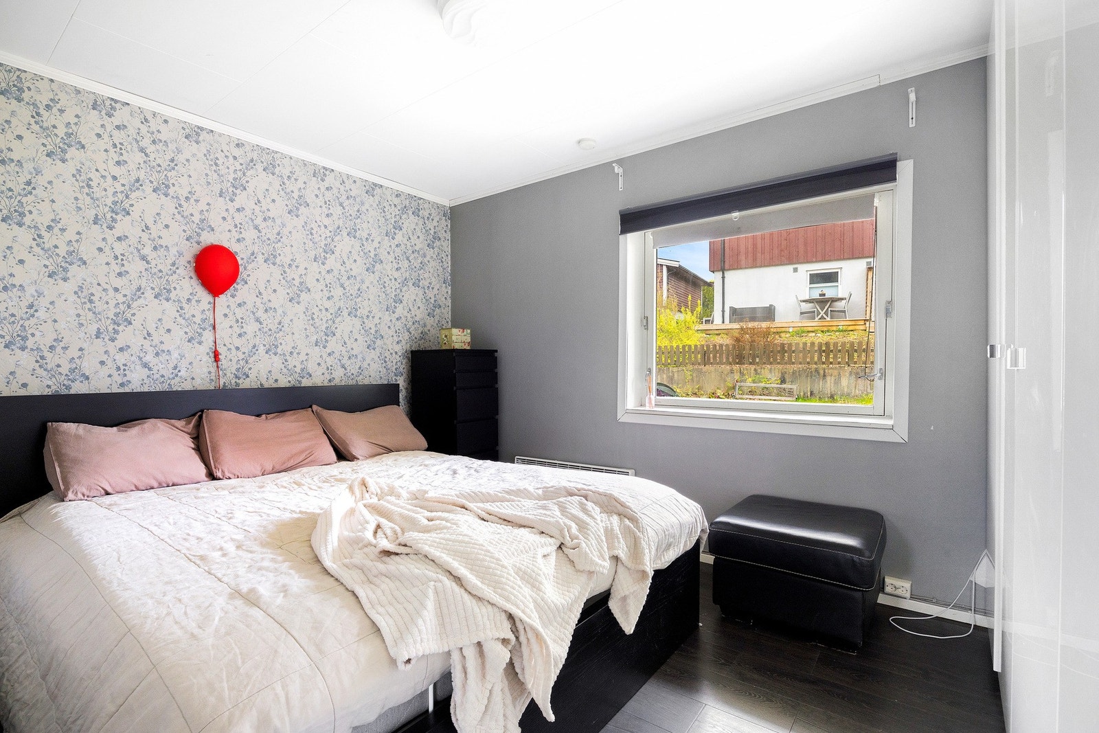 Romslig hovedsoverom med god plass til dobbeltseng med nattbord og garderobeløsning. Galleribilde