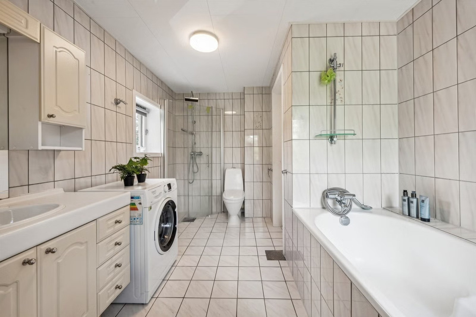 Flislagt bad med varmekabler i gulvet og av god størrelse. Galleribilde