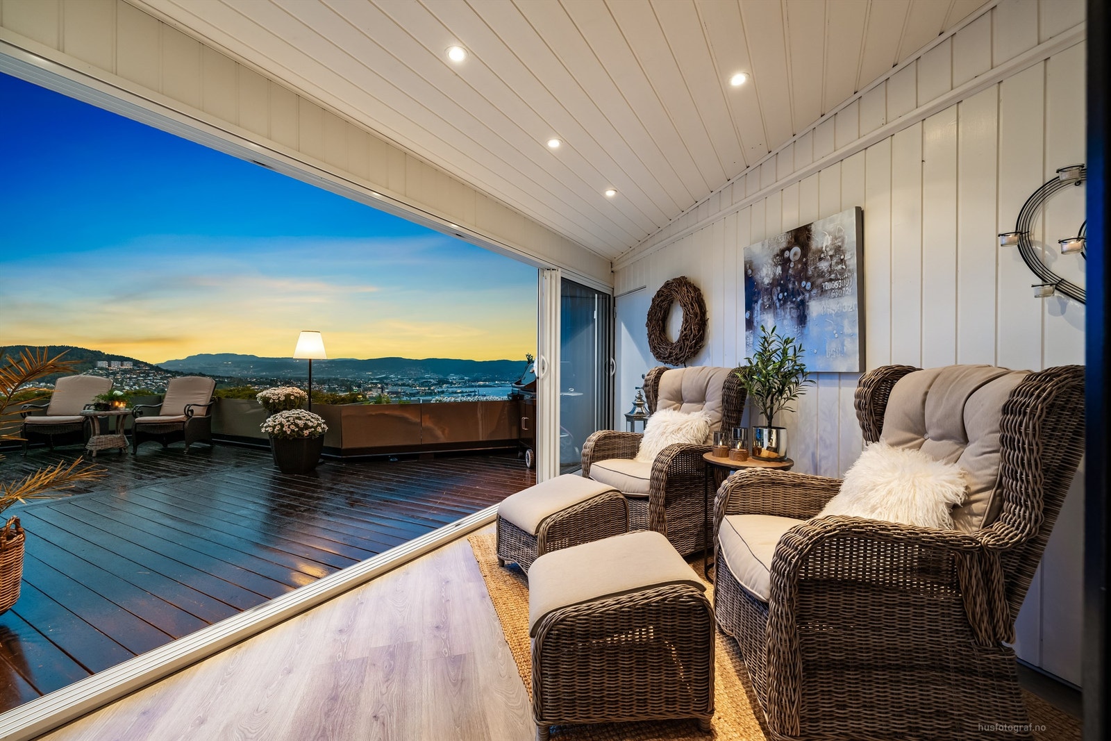 Den innglassede terrassen på 9 kvm fungerer som en lun og skjermet utestue - skyvedørene kan åpnes helt opp. Ikke byggemeldt innglasset del av terrasse. Galleribilde