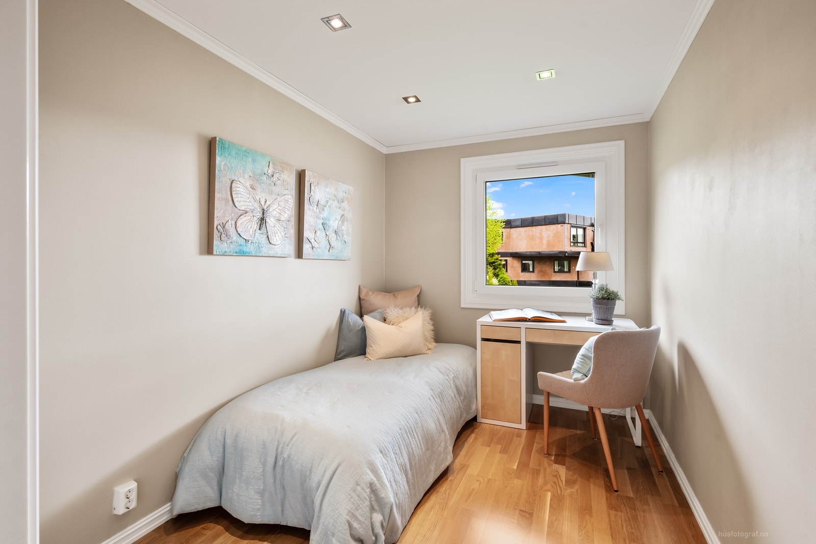 Overflatemalt og senket tak samt installert downlights i tak på soverom 2, selger anfører at det er kjøpt inn nytt gulv til dette rommet (dog er ikke dette skiftet pt.). Galleribilde