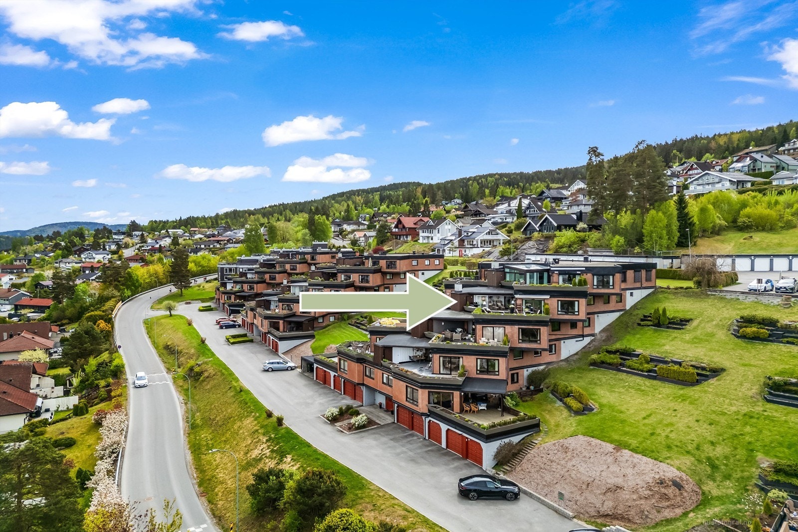 Det medfølger en parkeringsplass på 17 kvm i en felles frittstående garasjerekke langs Jutulveien. Galleribilde