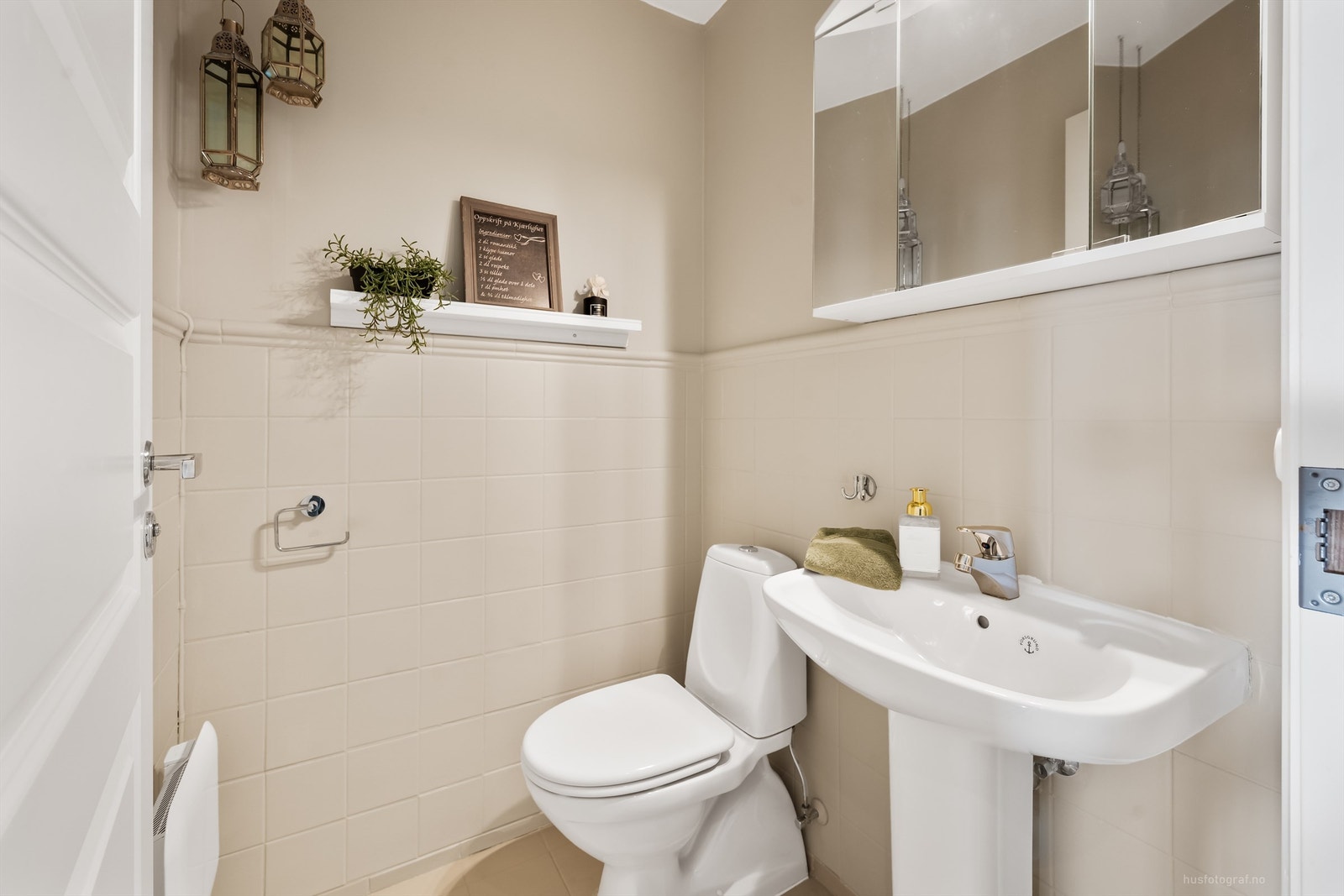 Leiligheten har et praktisk, separat toalettrom i tillegg til hovedbadet. Galleribilde