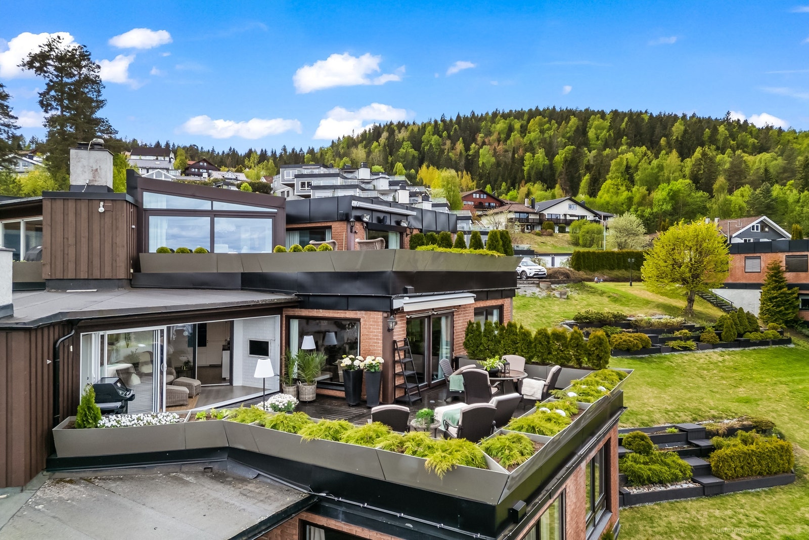 Terrasseleiligheten har en gjennomgående og arealeffektiv planløsning i bygningens femte etasje (fjerde boligetasje). Galleribilde