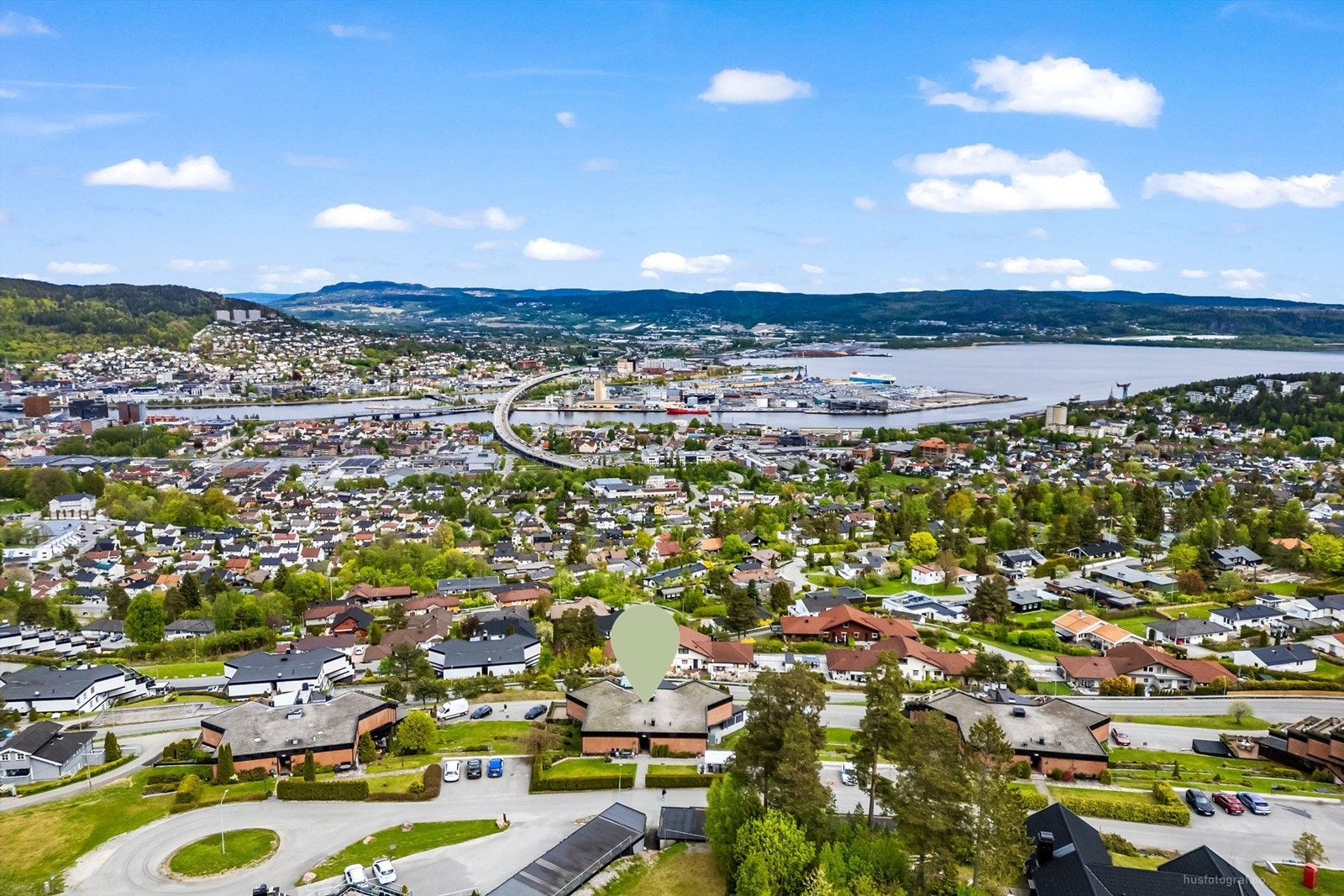 Kort gangavstand til bussholdeplass (både Jutulveien og Drafnkollen 98) med forbindelser til Drammen sentrum. Galleribilde