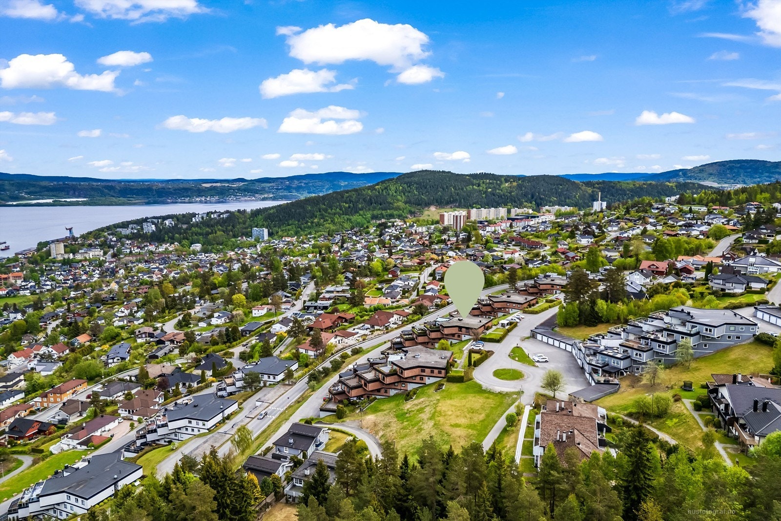 Beliggenhet i et veletablert og familievennlig boligstrøk på Austad skog, uten gjennomgangstrafikk. Galleribilde