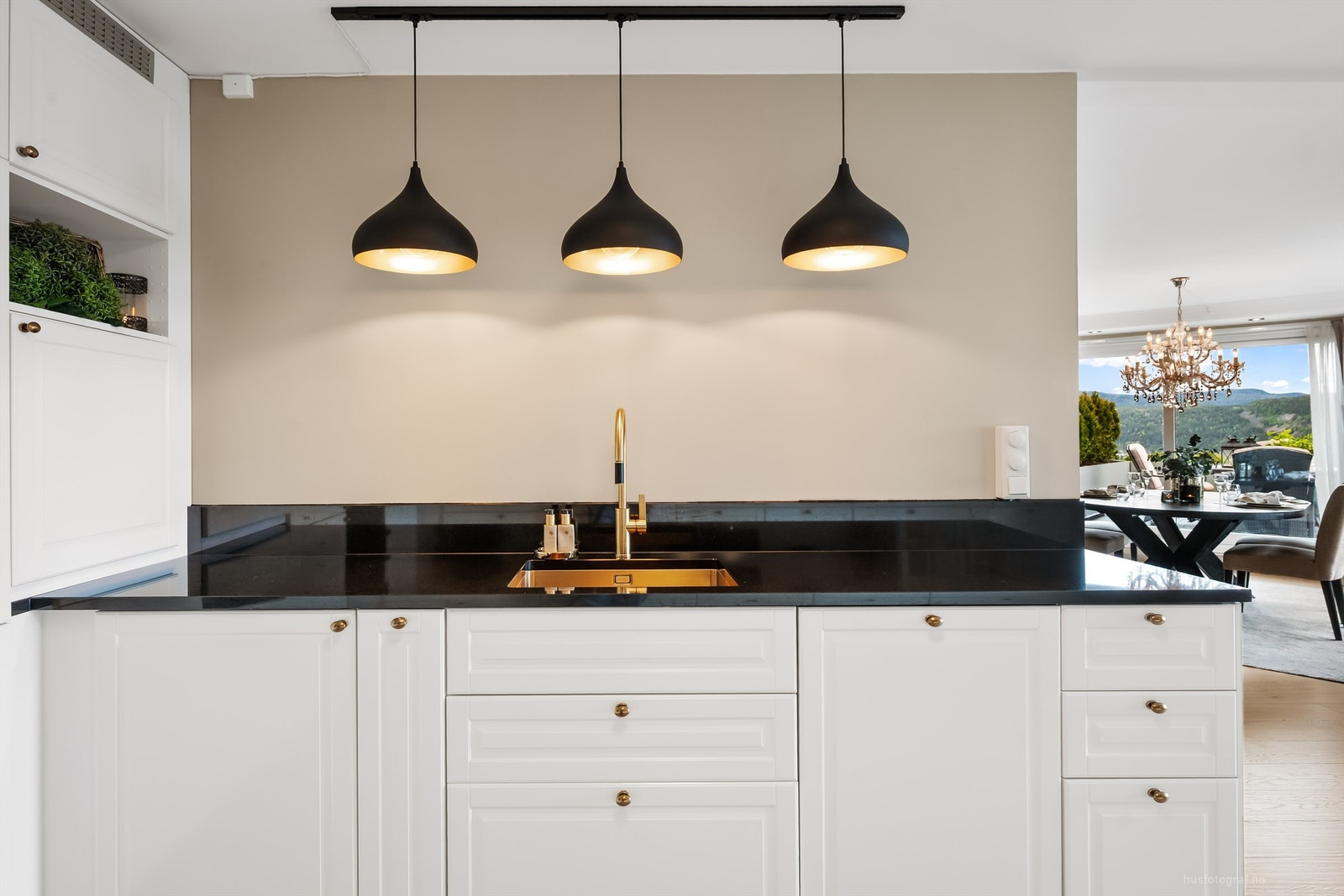 Profilert og elegant IKEA-kjøkkeninnredning fra 2023 i en klassisk hvit utførelse med sorte- samt rustikke detaljer som gir en fin kontrast. Galleribilde