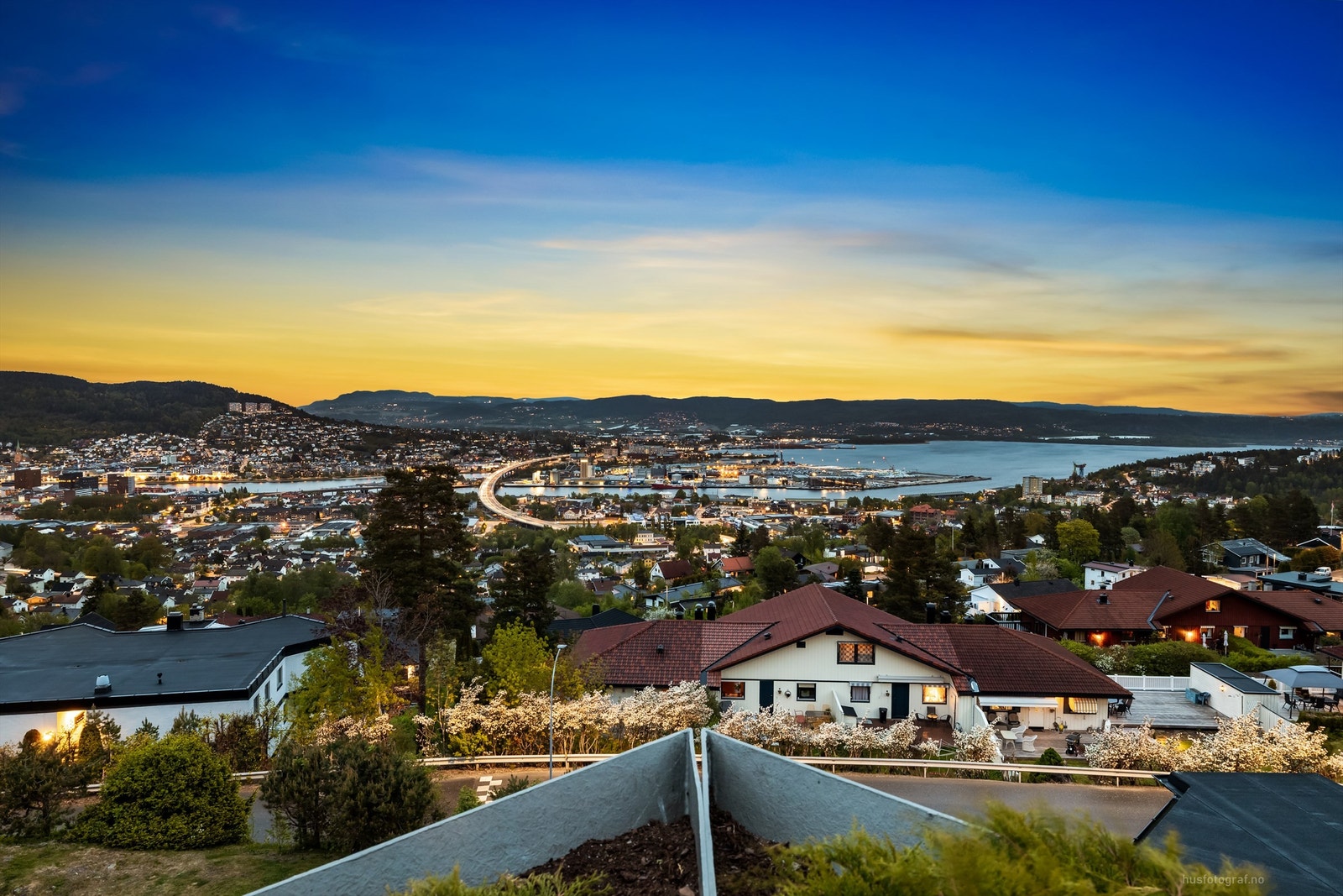 Fra den store, åpne terrassen på 41 kvm har du en suveren, vidstrakt utsikt over Drammen, Lier og fjorden.
Foto: Haiman Askari Galleribilde
