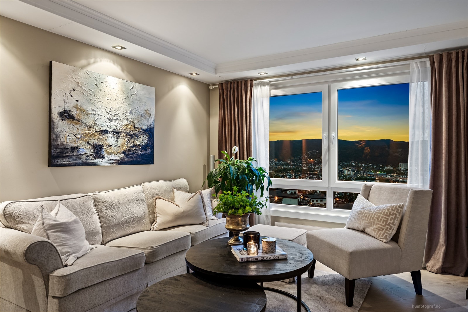 Vinduer med 2-lags glass fra 2014 og 2021 slipper inn godt med dagslys. Galleribilde
