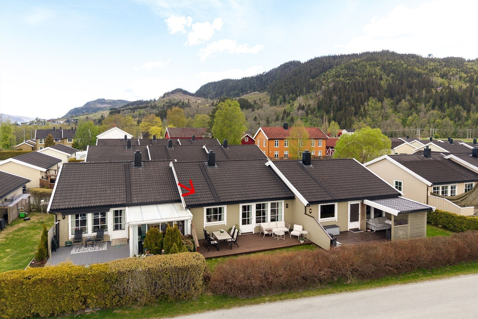 Boligen ligger i et populært boligfelt med kort vei til bussforbindelser, butikk og flotte turområder. Galleribilde