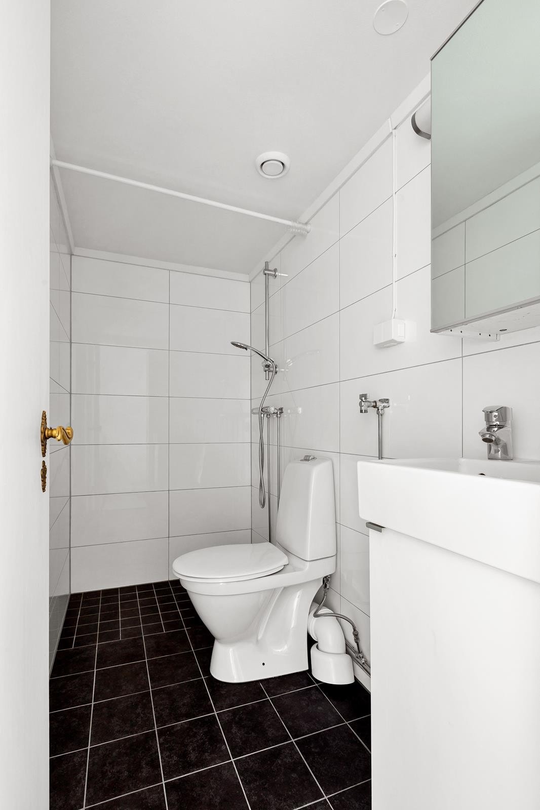 Pent flislagt bad med opplegg til toppmatet vaskemaskin Galleribilde
