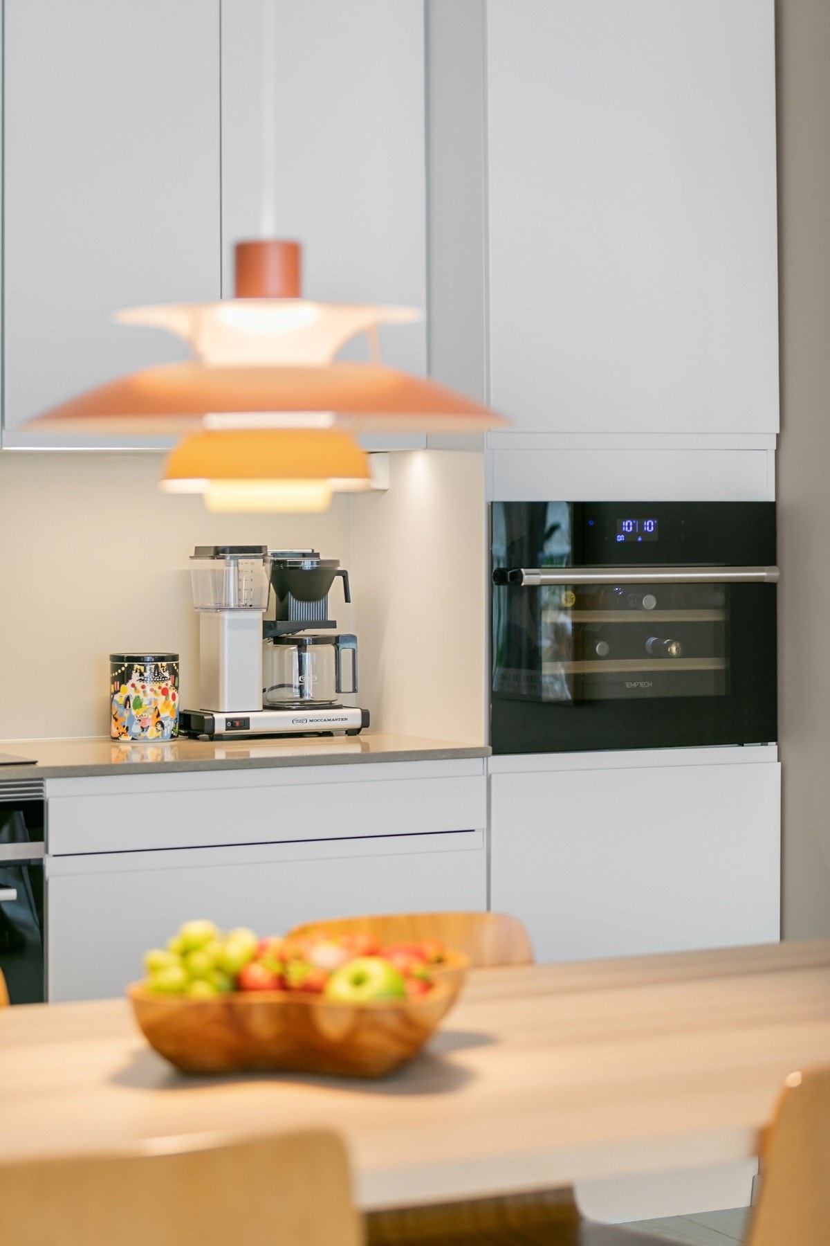 Praktisk utforming med gode arbeidsflater og helhetlig design som passer perfekt til boligens moderne preg Galleribilde
