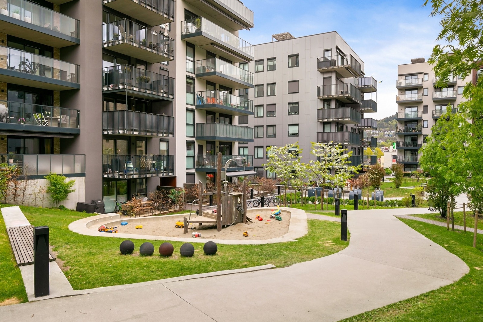 Leiligheten ligger attraktivt til i Frysjaparken, et rolig og naturnært boligområde med umiddelbar nærhet til noen av Nordmarkas flotteste tur- og friluftsområder Galleribilde