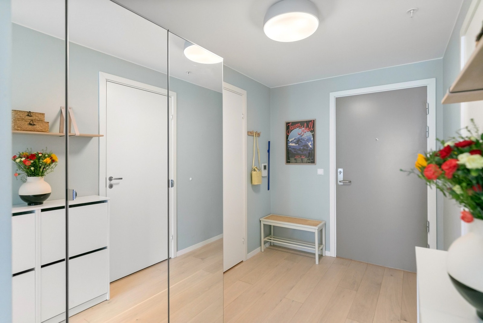 Romslig entré med gode oppbevaringsmuligheter og en innbydende adkomst til boligen Galleribilde