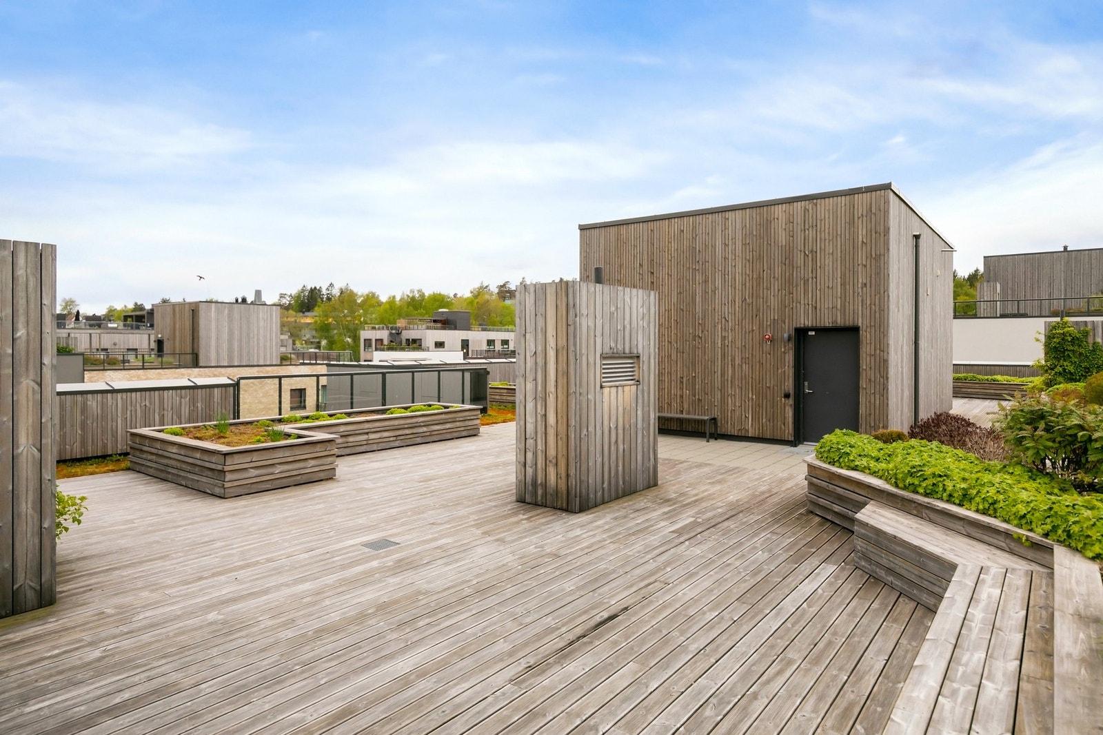 Boligen har også tilgang til en flott takterrasse med fantastiske solforhold Galleribilde
