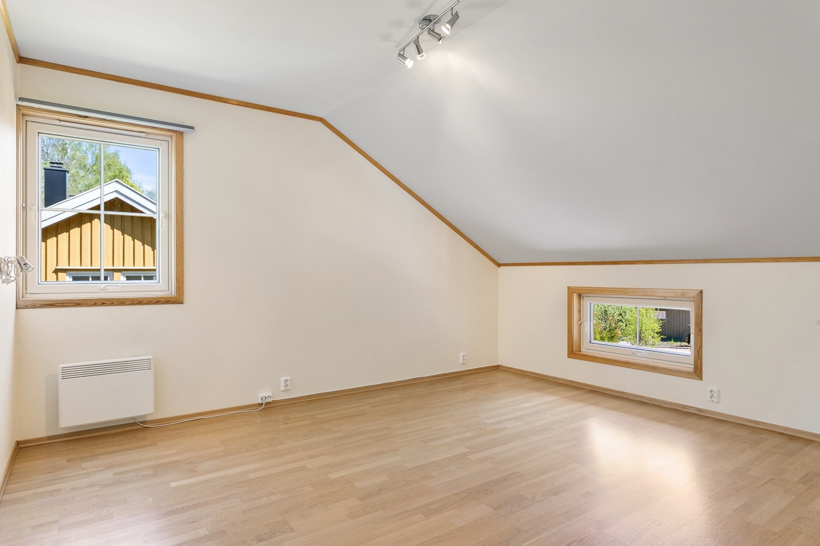Skråtaket gir rommet en lun karakter. Soverommene er plassert i andre etasje. Galleribilde
