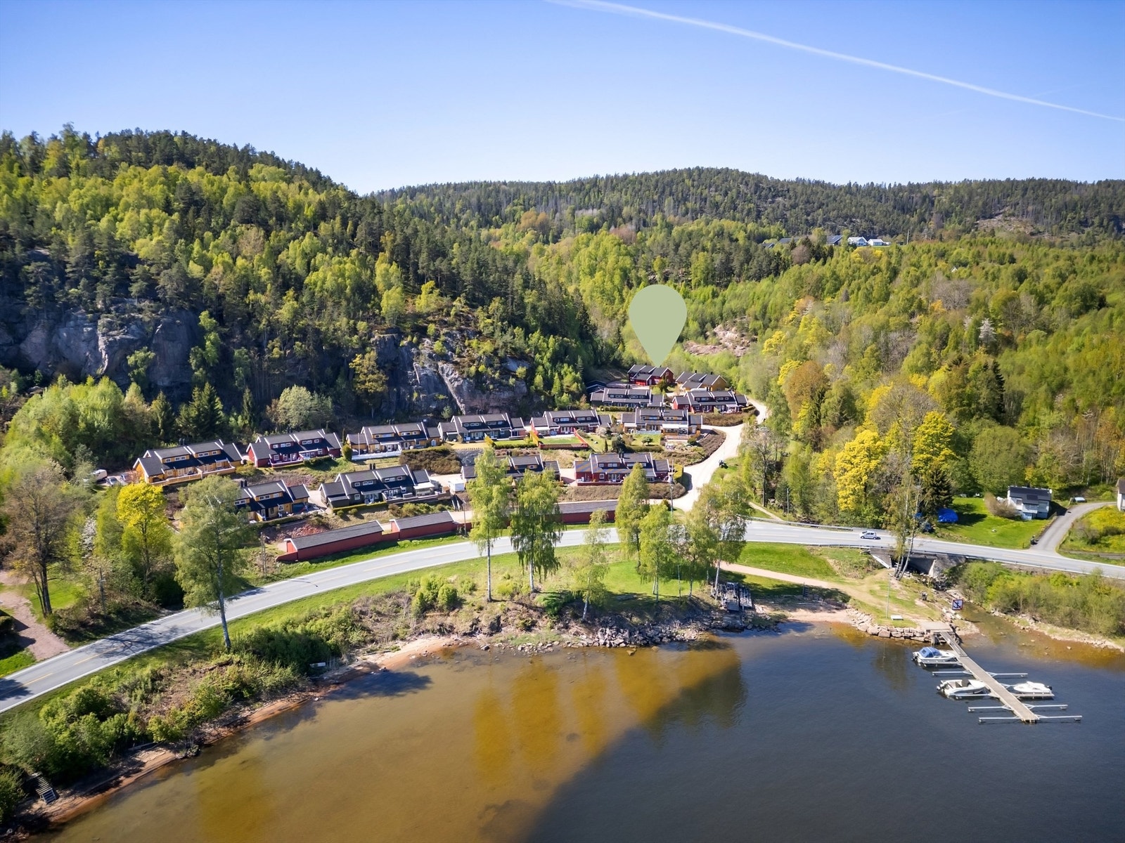 Rett til en båtplass på felles bryggeanlegg (inntil 21 fot), sameiet har tinglyst bruksrett på bryggen. Galleribilde