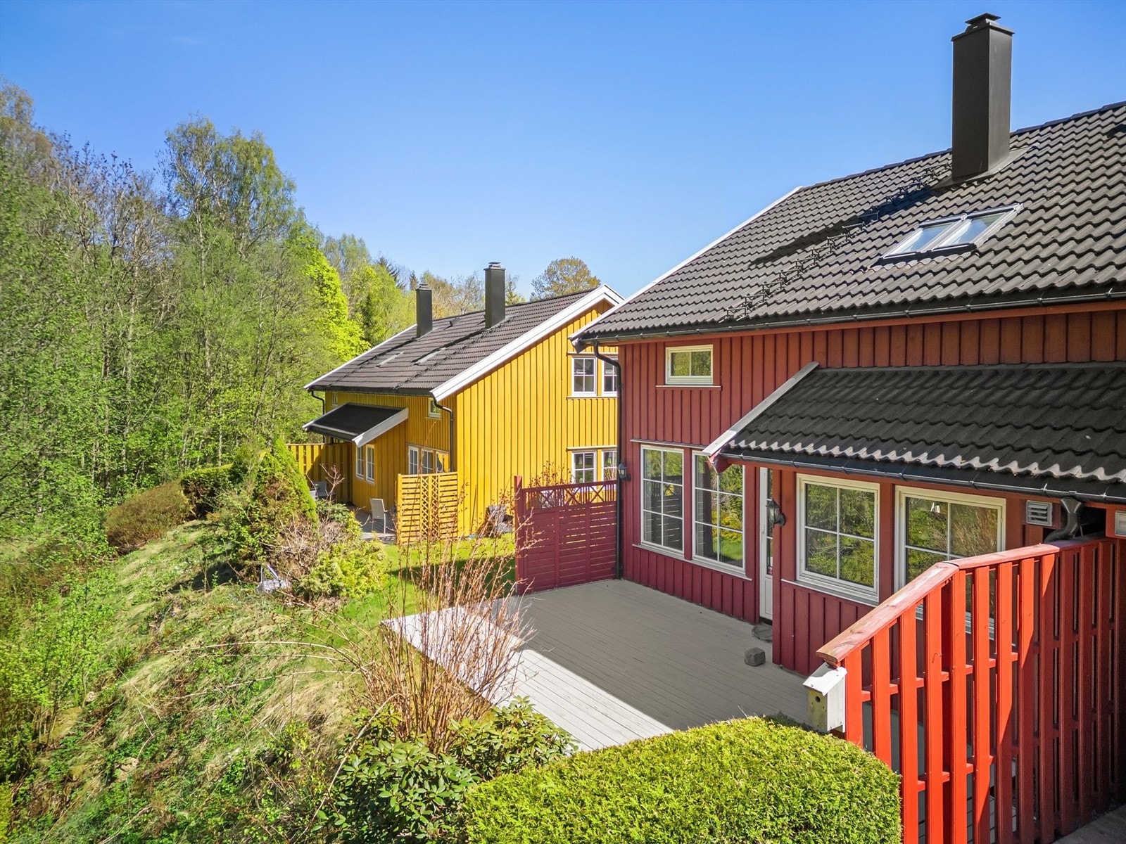 Boligen har to store plattinger i trekonstruksjon, en med utgang fra stuen og en fra entréen. Galleribilde