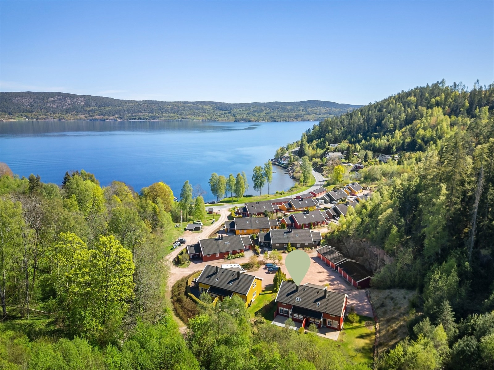 Eiendommen er beliggende på oversiden av Svelvikveien ved Drammensfjorden, med rolige og naturskjønne omgivelser i området.
Foto: Ole Thorgeir Solheim Thoresen. Galleribilde