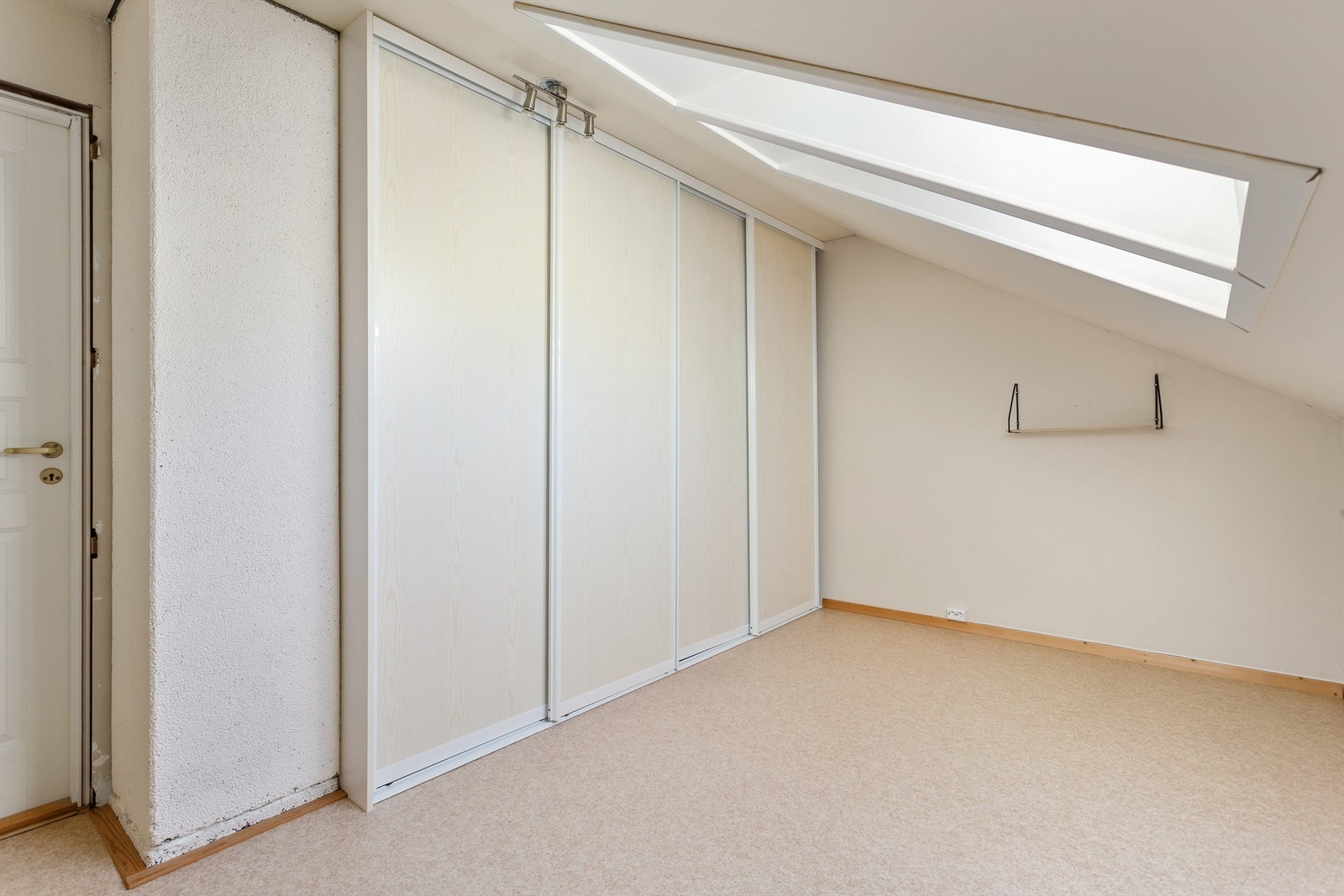 I bodrommet er det en stor skyvedørsgarderobe gir rikelig med oppbevaringsplass. Galleribilde