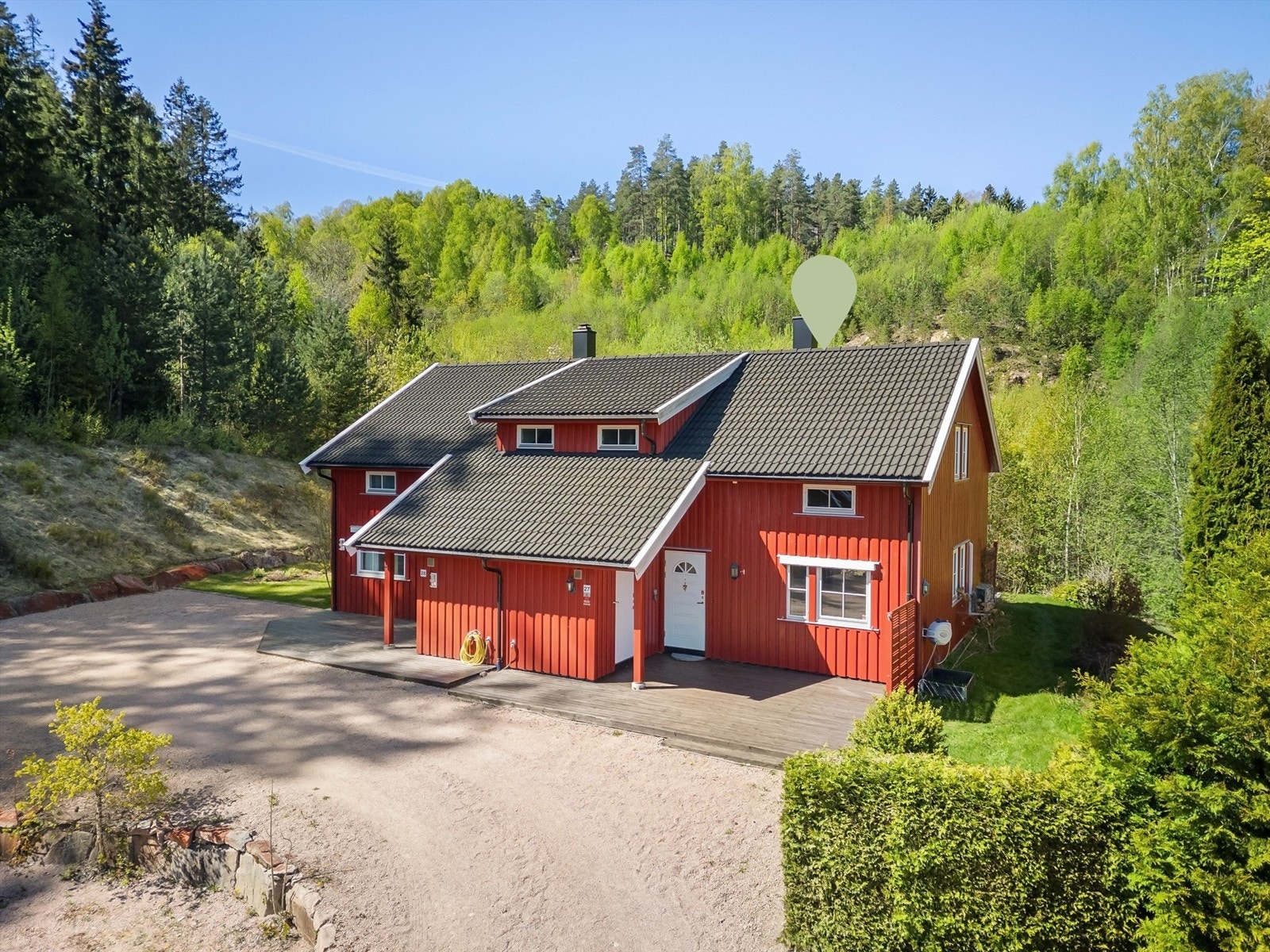 Denne vertikaldelte tomannsboligen har en usjenert beliggenhet i enden av en blindvei, helt uten gjennomgangstrafikk.
Foto: Ole Thorgeir Solheim Thoresen. Galleribilde