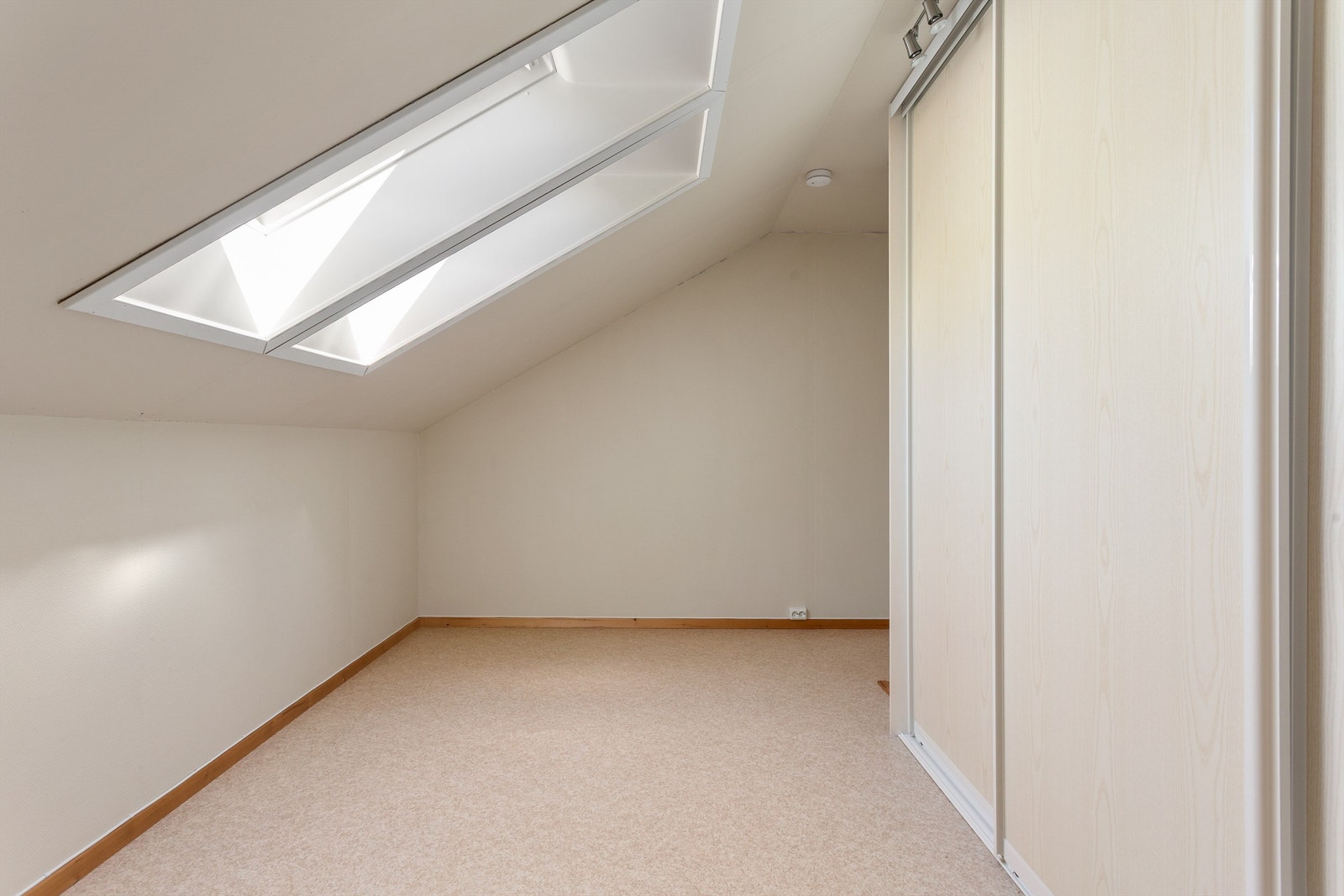 Svært god lagringsplass i flere boder og kaldtloft. Her er boden i 2. etasje. Galleribilde