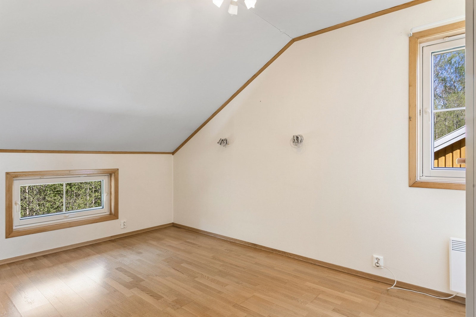 Det ene soverommet har parkett på gulvet og plass til dobbeltseng samt møblement. Galleribilde