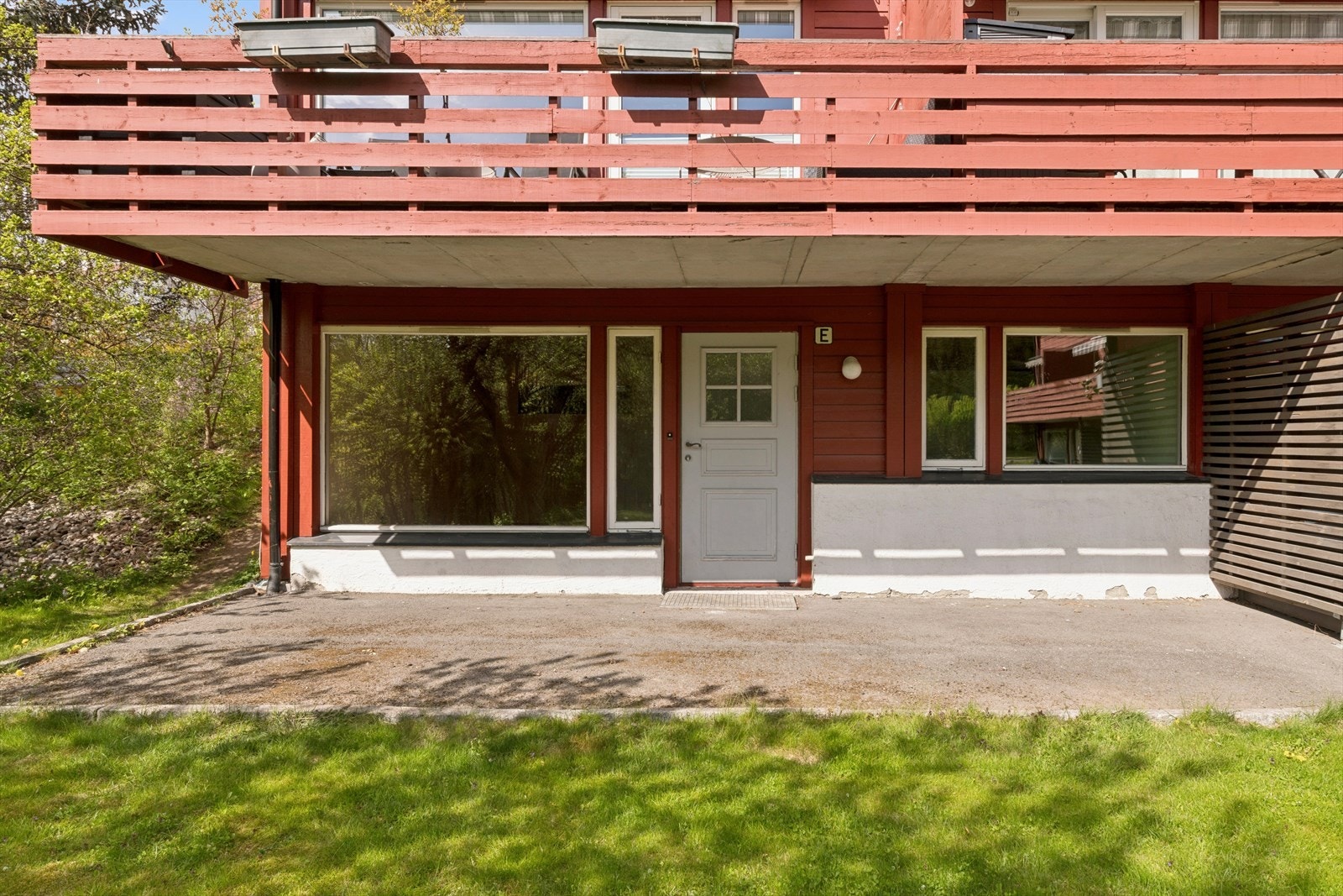 Egen inngang til leiligheten fra bakkeplan. Galleribilde