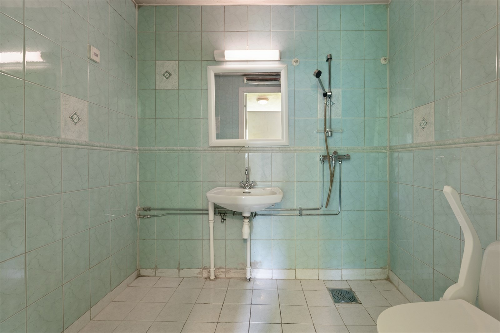 Badet er flislagt og har elektriske varmekabler i gulvet. Galleribilde