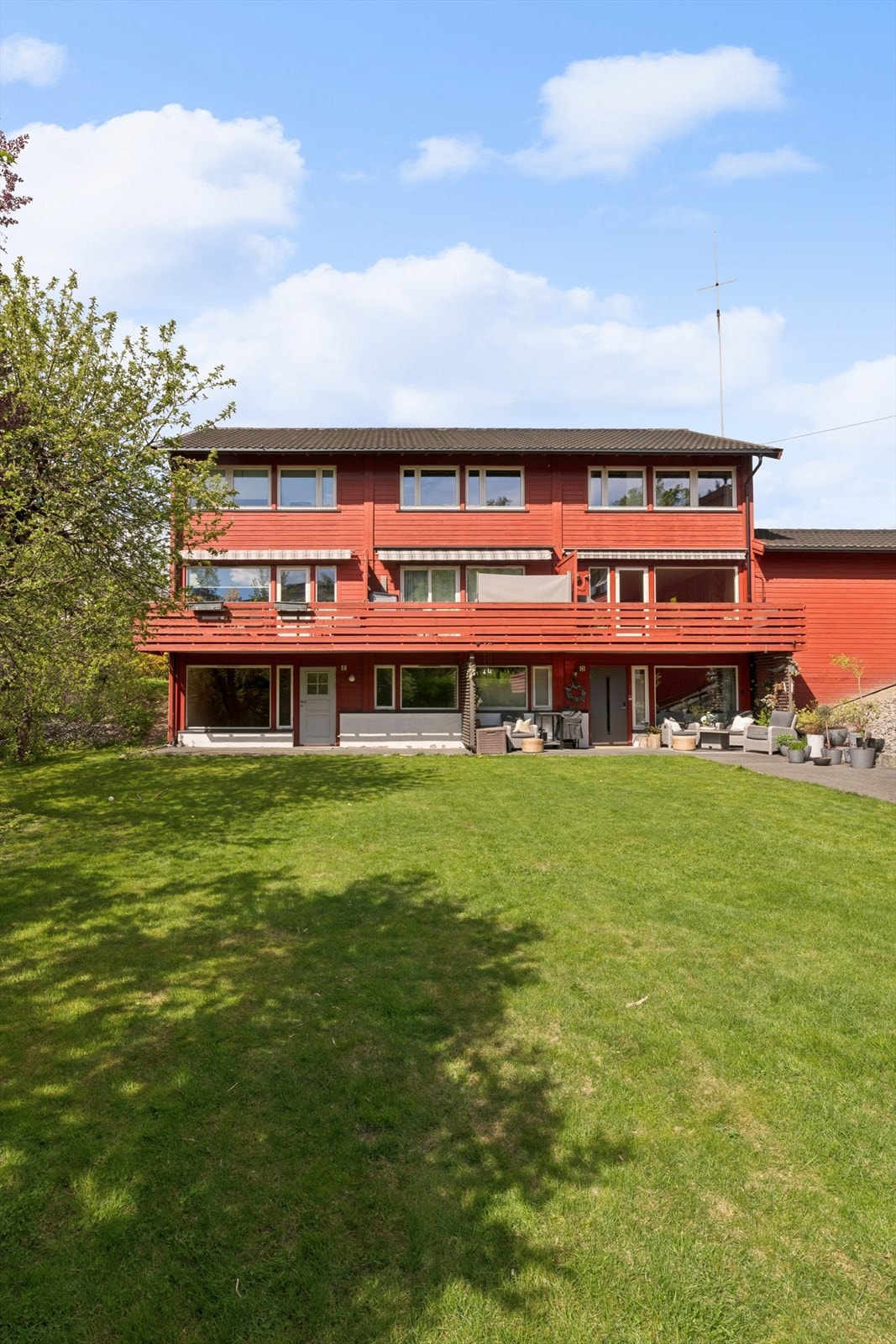 Felleskostnadene på kr 4 409 inkluderer bla. tv-internett, kommunale avgifter, renter og avdrag av felles lån mm. Galleribilde
