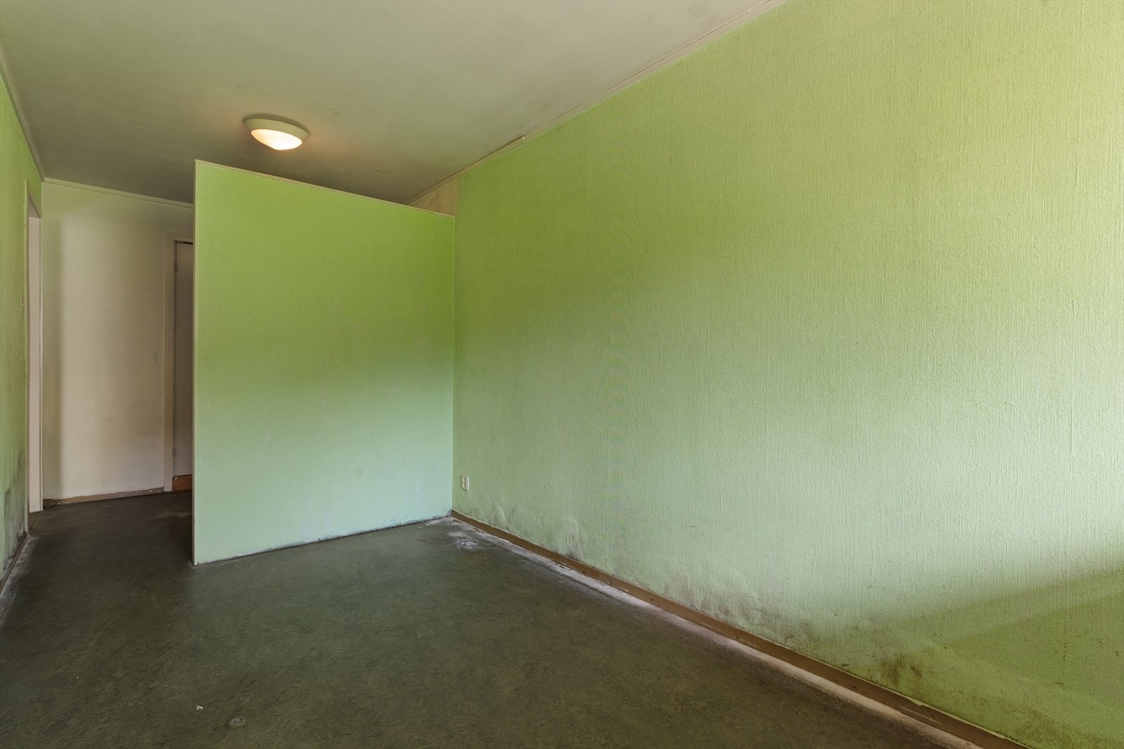 Det er synlig muggsopp i soverom som må utbedres før bruk. Galleribilde