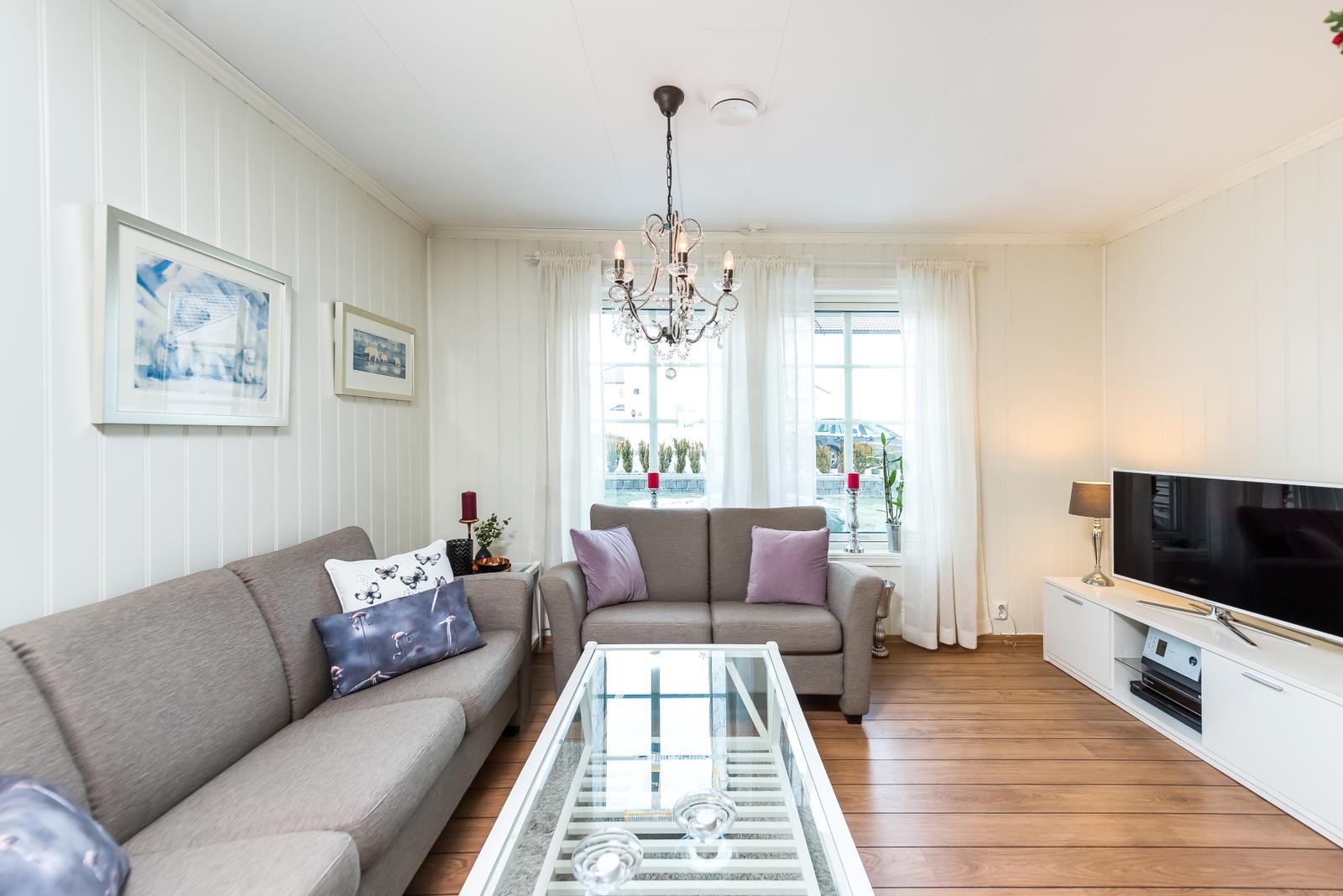 Romslig stue med god plass til sofagruppe og tv. Galleribilde