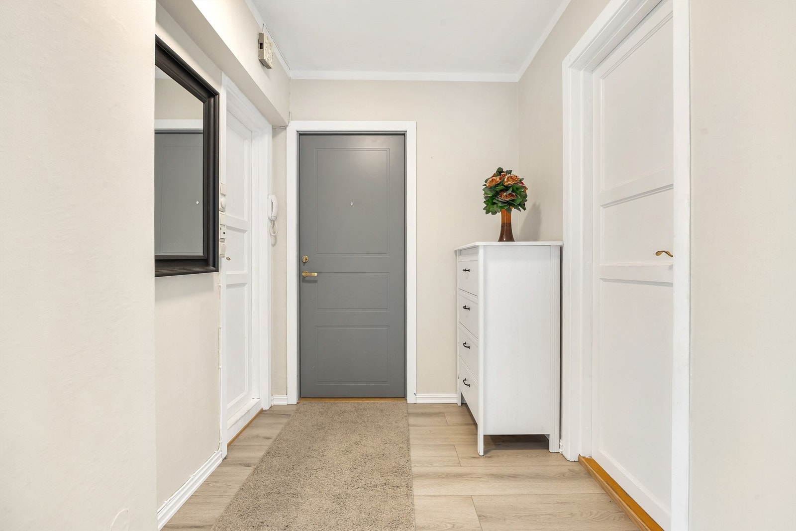 Entré med nytt laminat gulv. Plass til kommode. Galleribilde