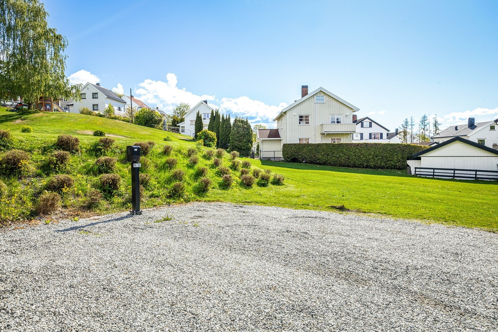 Leiligheten disponerer en biloppstillingsplass markert med nr. 12. Det er montert elbillader på plassen. Galleribilde