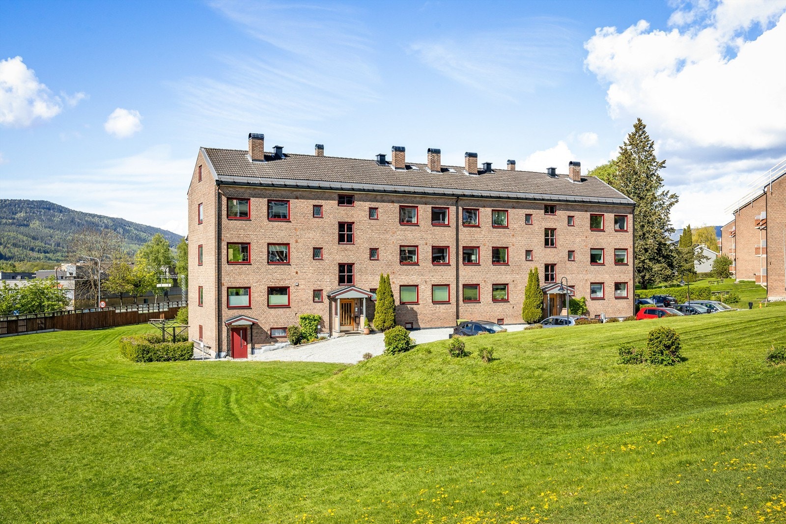 Barnevennlig område med fin uteplass ved borettslaget. Her er det en fin akebakke om vinteren. Kort vei til barnehage, barneskole, ungdomsskole. Galleribilde