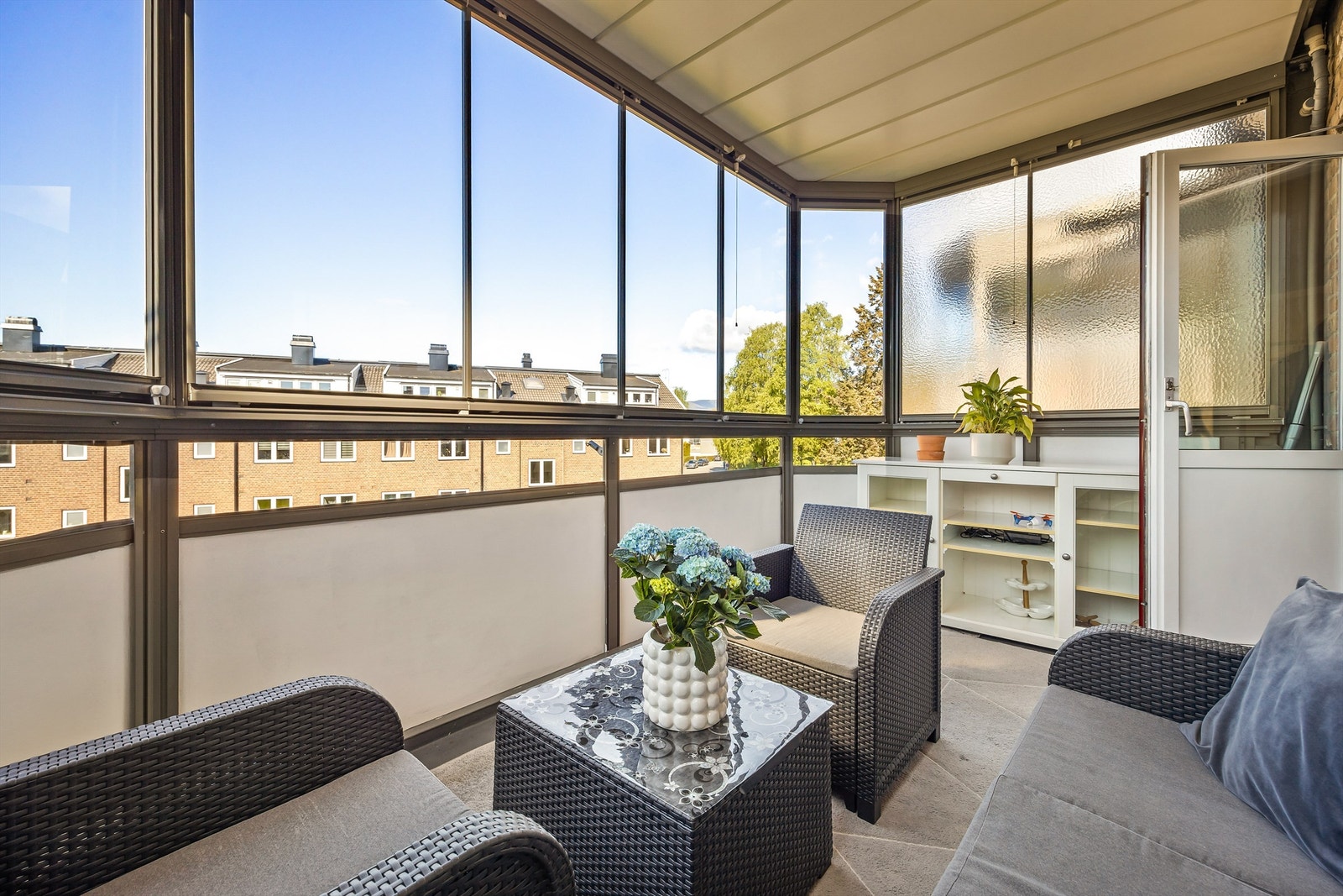 Innglasset balkong har skyvbare glassfelter Galleribilde