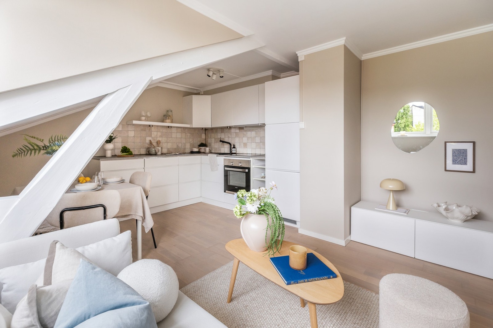 Leiligheten har en lys og lun atmosfære med skråtak, store vindusflater og gjennomgående lyse overflater som skaper en behagelig romfølelse. Galleribilde