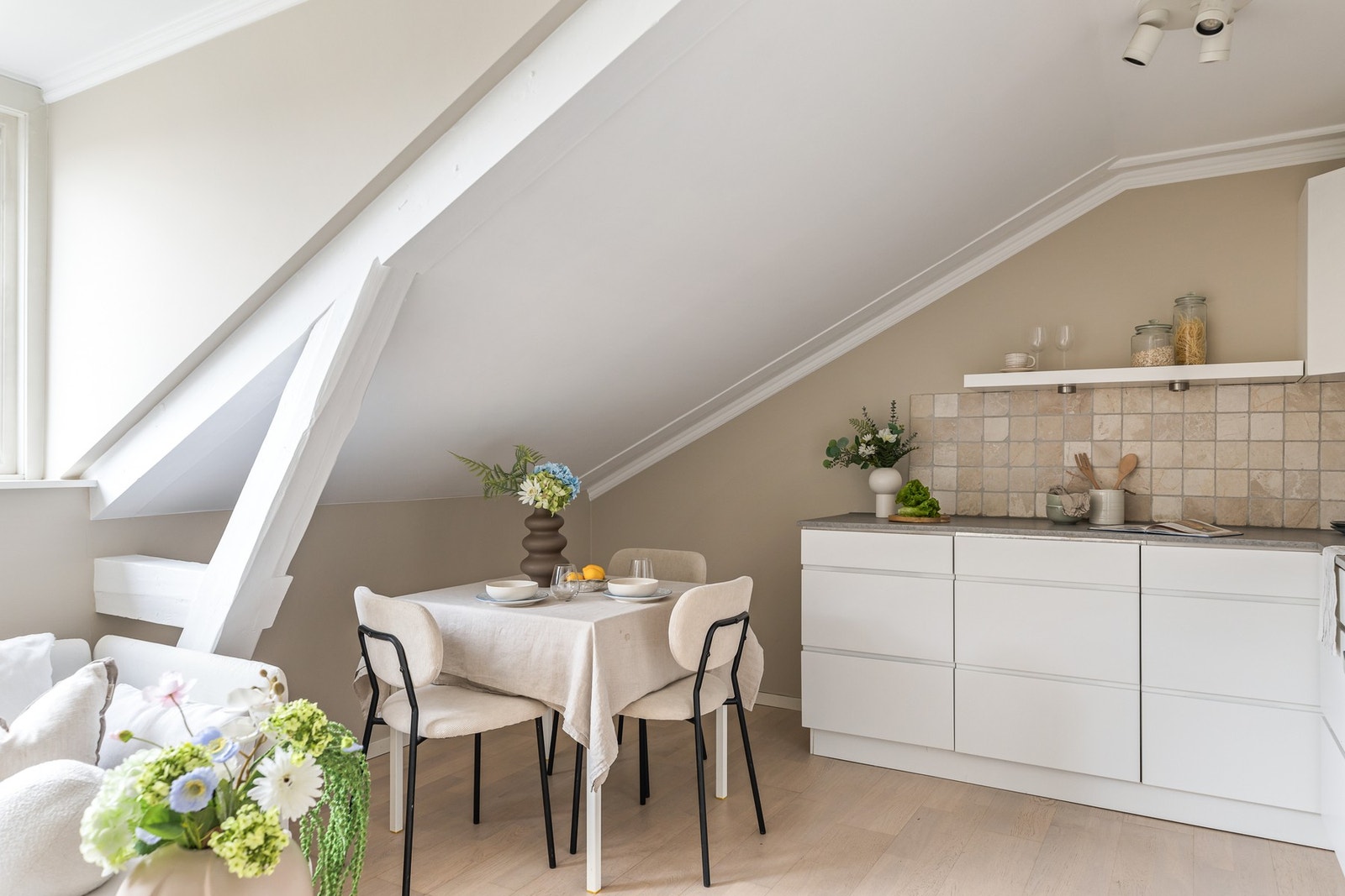 Stuen fremstår som hyggelig og innbydende med eikeparkett på gulv og god plass til både sofagruppe og spisebord. Galleribilde