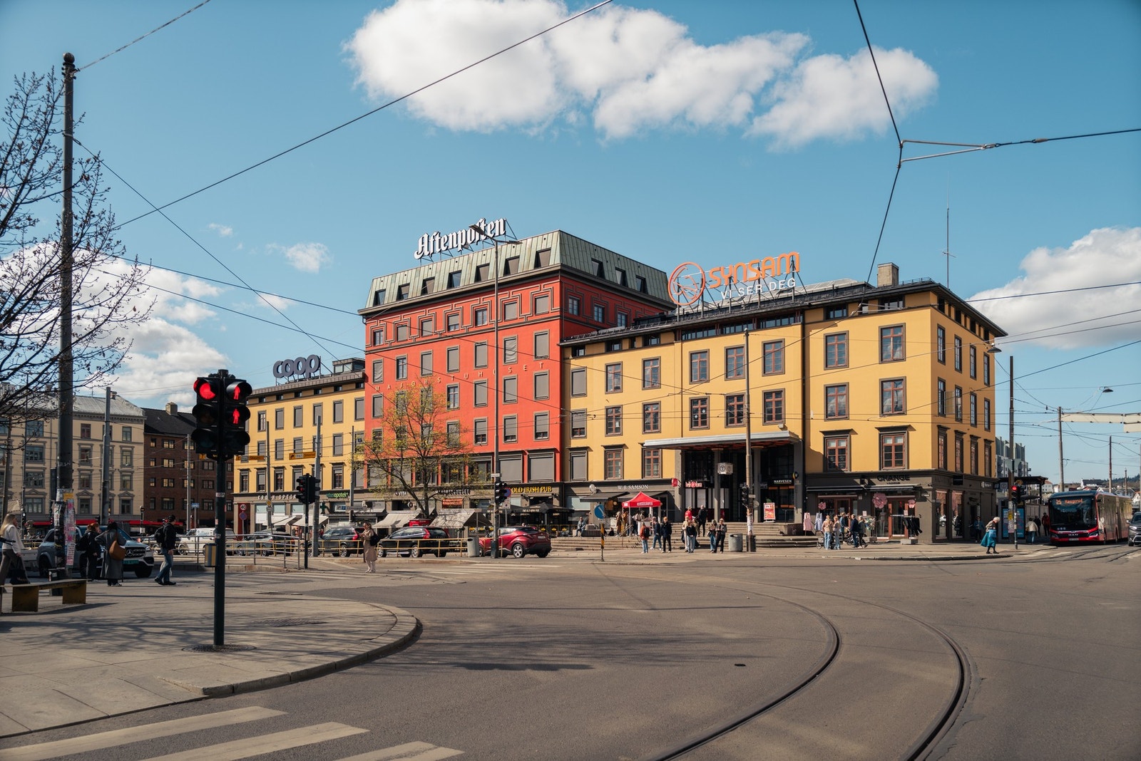 Det er kort vei til offentlig kommunikasjon, dagligvare, treningssentre, kino, hyggelige kaféer og populære serveringssteder. Galleribilde