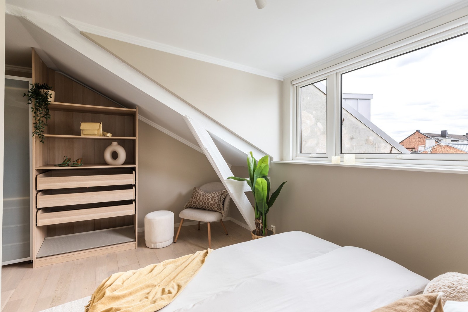 Store vinduer slipper inn rikelig med lys. Galleribilde