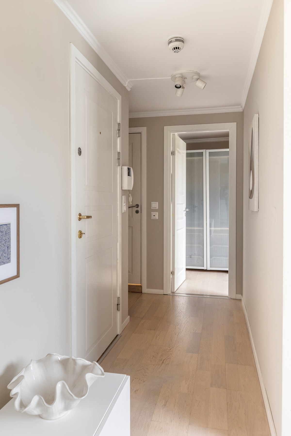Entré med plass til div. møblement. Galleribilde