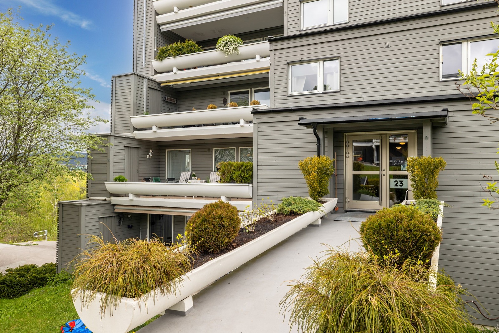 Sameiet består av 425 leiligheter fordelt på ni terrasseblokker, og ble opprinnelig oppført av Selvaagbygg i perioden 1974-1976 Galleribilde