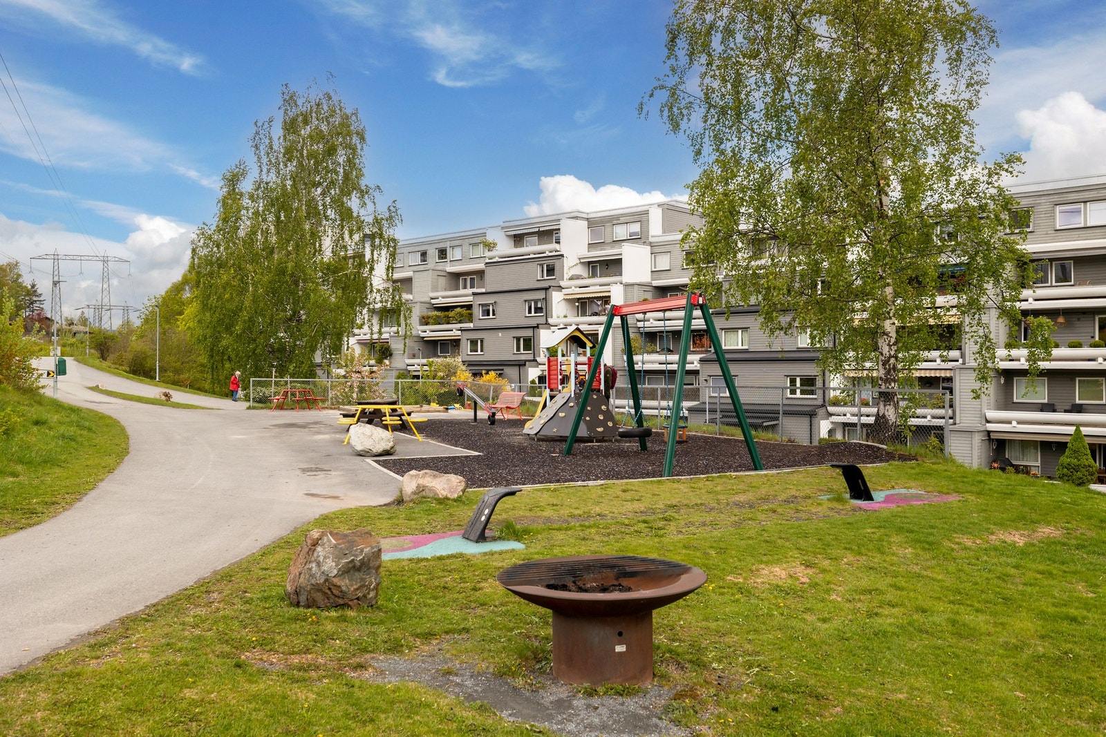 Ullernåsen Boligsameie skiller seg ut med sitt arkitektoniske særpreg, store og veldrevne fellesskap, særdeles flotte uteområder, og en unik beliggenhet tett på både by og natur Galleribilde