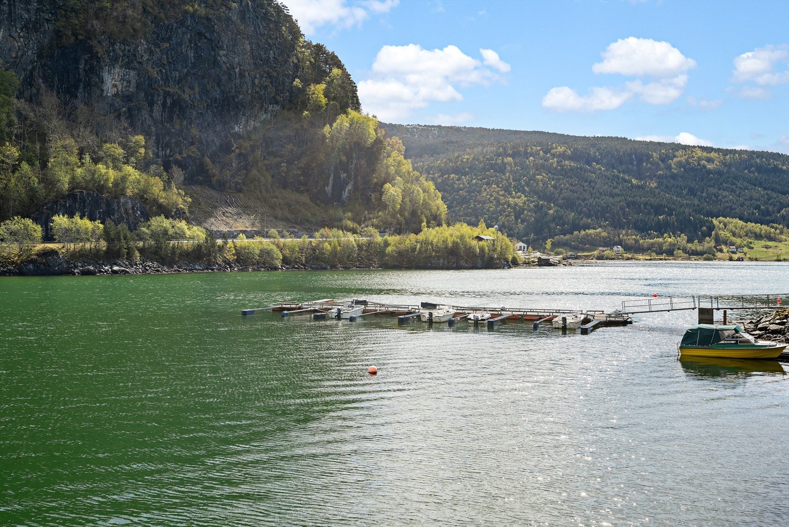 Frå balkongane er det flott utsikt utover fjorden Galleribilde