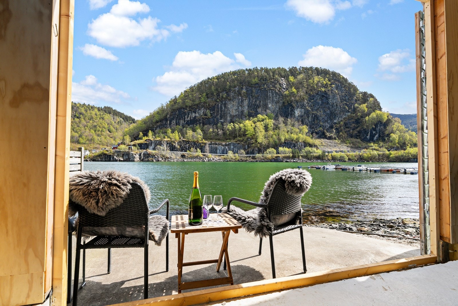 Frå naustet kan du nyte utsikta rett ved vasskanten. Galleribilde