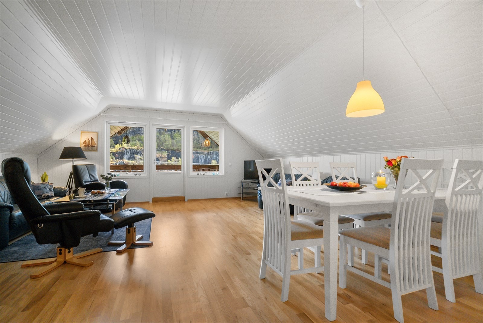 Eigedomen består av 3 rekkehus innreda med 2 og 3 soverom pr. eining Galleribilde